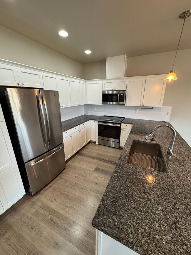 Photo - Stunning 3-Bedroom Home with Modern Comforts in a Quiet Neighborhood