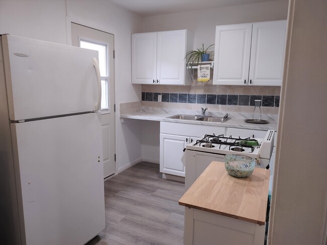 Kitchen - 202 N Florence St Unit 202