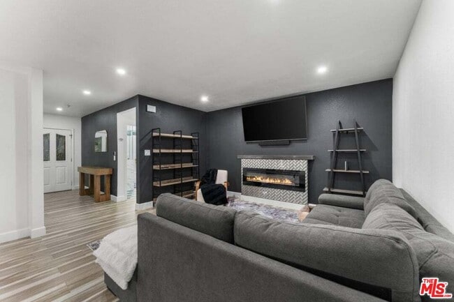 Photo - 40529 12th St W