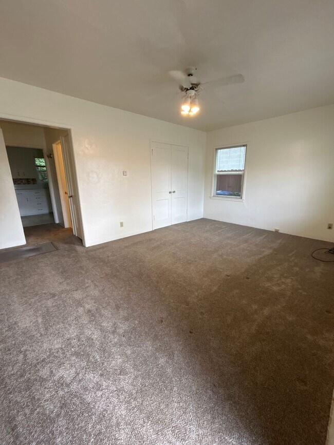 723 E College Dr