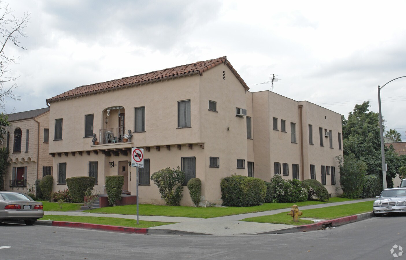 Photo - 465 N Orange Grove Ave Apartments