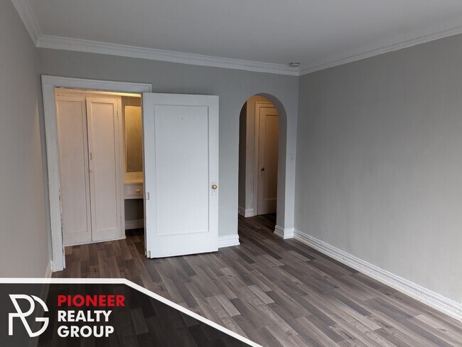 Photo - 429 W Roscoe St