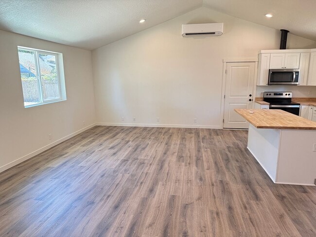 Photo - Updated 3-bedroom, 2 bath house in Eugene!
