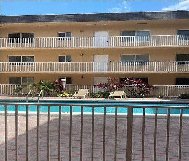 Building Photo - 7910 Taft St Unit 305 Rental