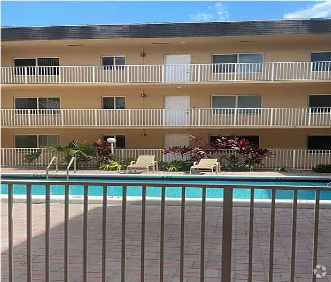 Building Photo - 7910 Taft St Unit 305 Rental