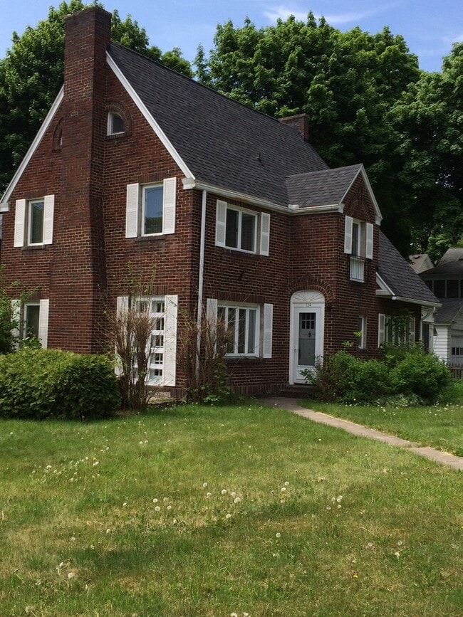 Building Photo - Charming, Classic 3 BR Brick Close to LeMo...