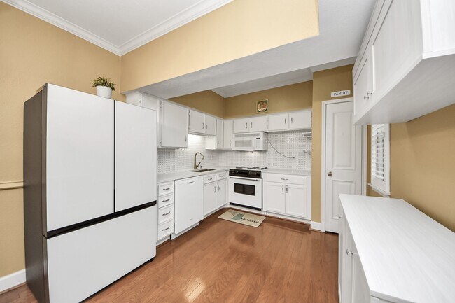 Building Photo - 2100 Tanglewilde St Unit 551 Rental