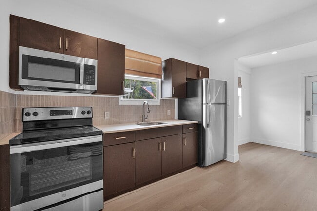 Building Photo - 21 NE 48th St Unit 2