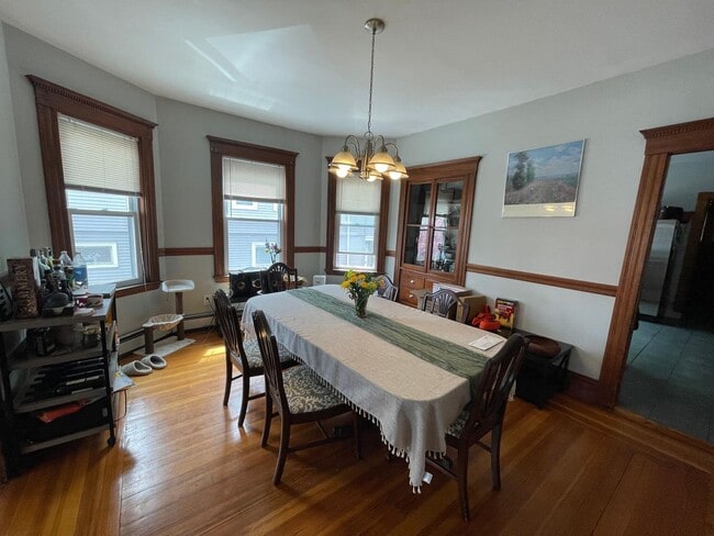 Building Photo - Spacious Family Home Unit
