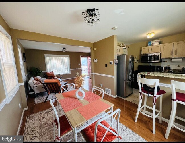 Photo - 313 Nicholson St NE