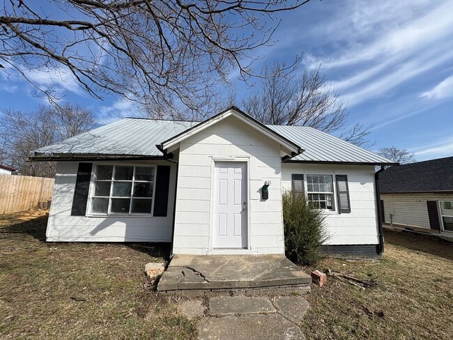 Building Photo - 611 E Main St