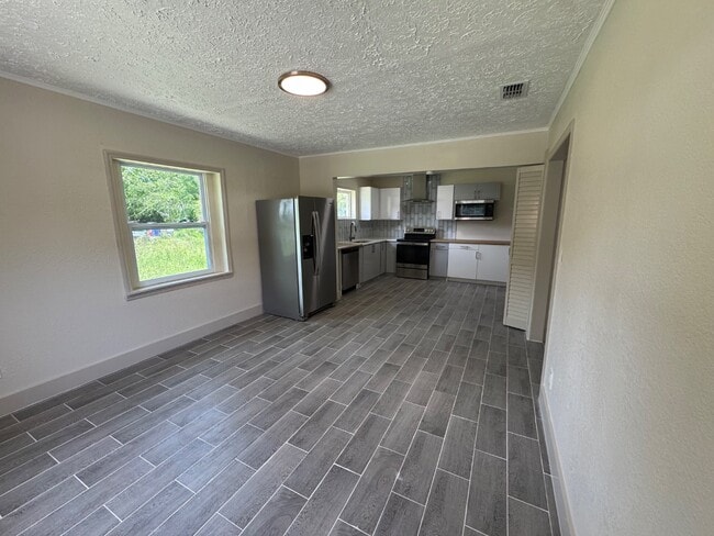 Photo - 560 Aiken St