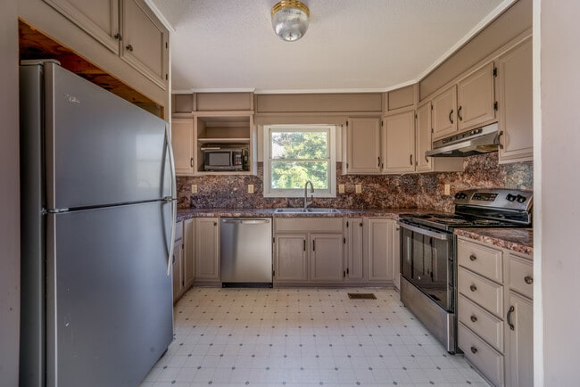 Photo - 477 Clement Rd