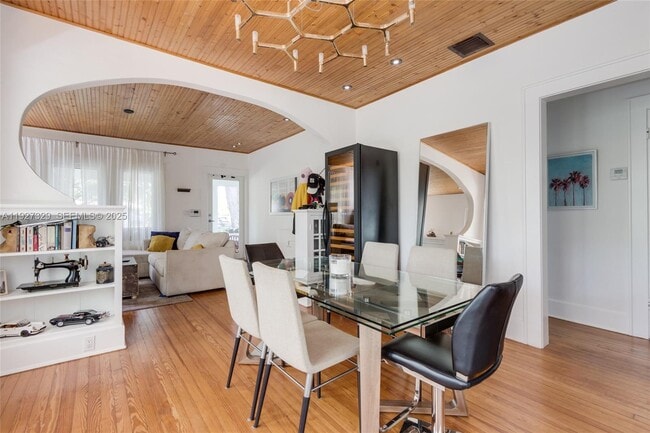 Photo - 665 NE 120th St