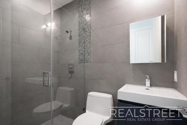 Photo - Super Bright 2 BED w LAUNDRY IN-Unit! Unit 3R