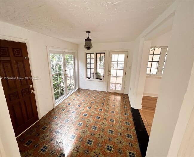 2504 Alhambra Cir