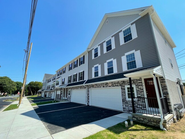 Photo - 3 bedroom 2.5 bathroom Townhome in Lancaster!