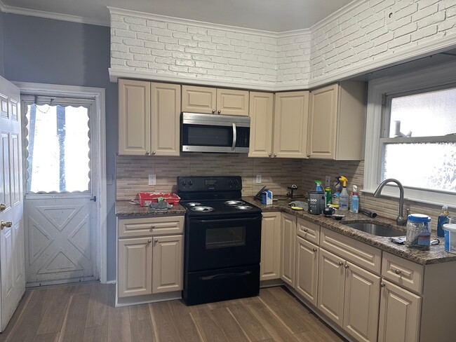 Kitchen - 156A Lewis St Townhome