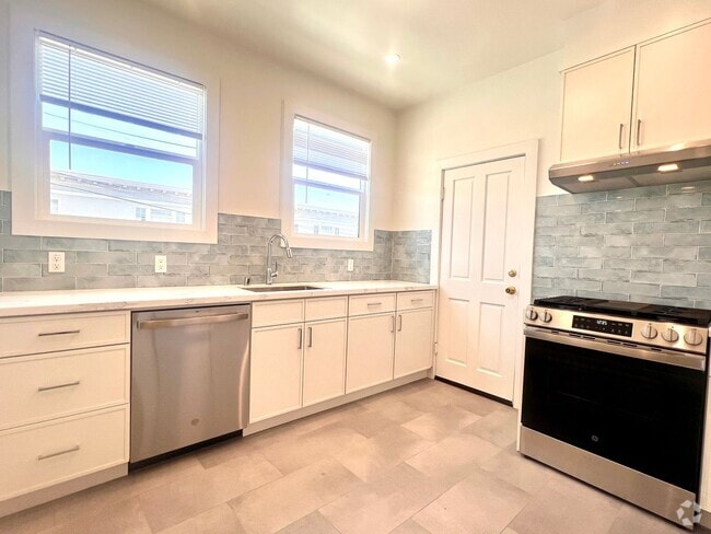 Building Photo - Fully Renovated Bright Corner Apartment wi...