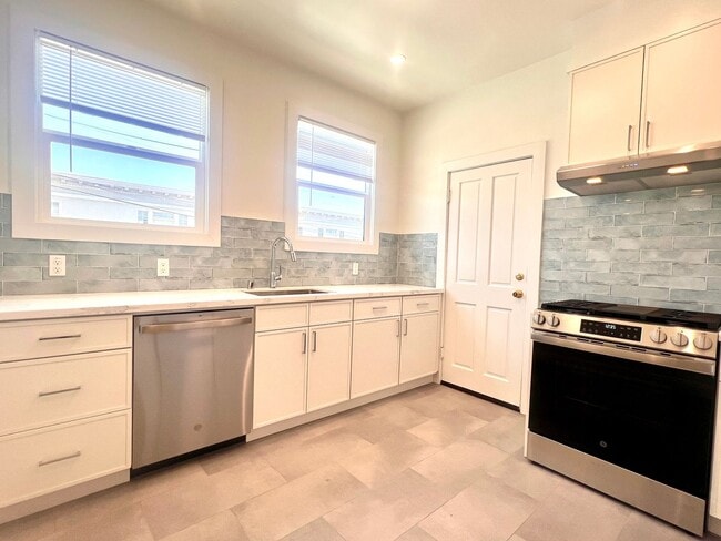 Fully Renovated Bright Corner Apartment wi... - Fully Renovated Bright Corner Apartment wi...