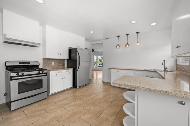 Building Photo - Dual private outdoor spaces!