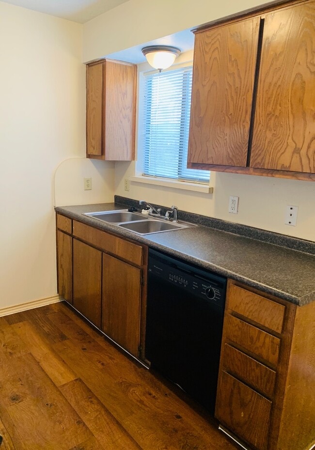 Building Photo - 3125 Tudor Ln Unit # 3125