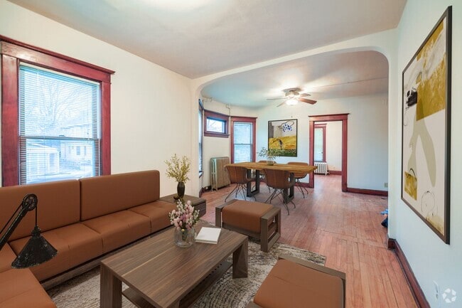 Building Photo - 803-803 5th Ave SE Unit 801 5th Ave SE Rental