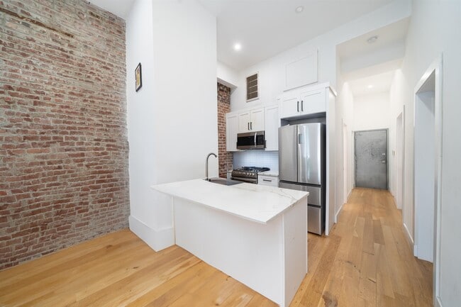Building Photo - 25 Corbin Ave Unit 5A