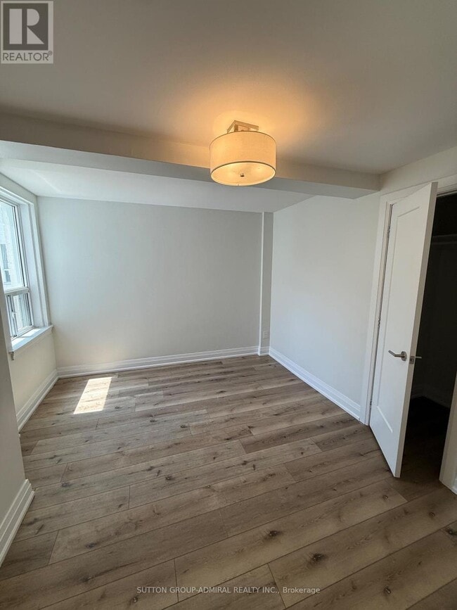 Photo - 697 Eglinton Ave W