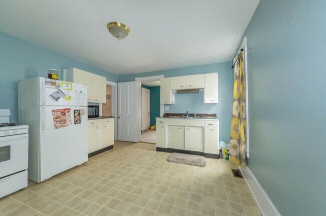 Kitchen - 242 S Main St Unit 2