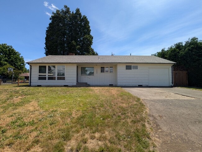 Building Photo - Nice 3 bed/1 bath with large backyard and ... Rental