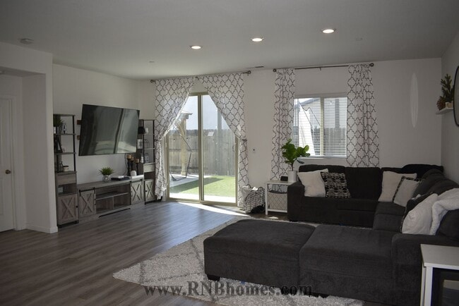 Photo - 1048 Merrimack St