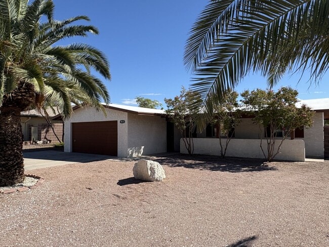 Building Photo - Move in ready privacy with pool near Ina &...