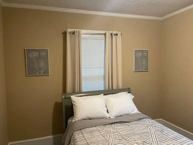 Photo - 320 Hillandale St NE