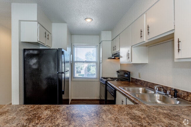 2BR, 1BA - 825 SF