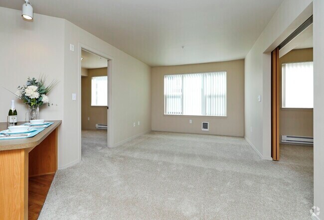 2BR, 1BA - 703 SF