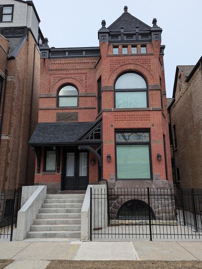 Building Photo - 2150 W Monroe St Rental