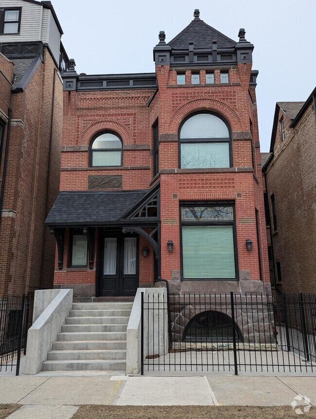 Building Photo - 2150 W Monroe St Rental