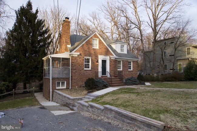 Photo - 906 Litchfield Rd House