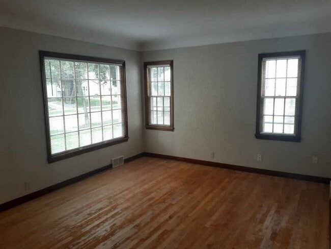 Photo - Freshly updated 3 Bed/1.5 Bath House- Robbinsdale- Available NOW!