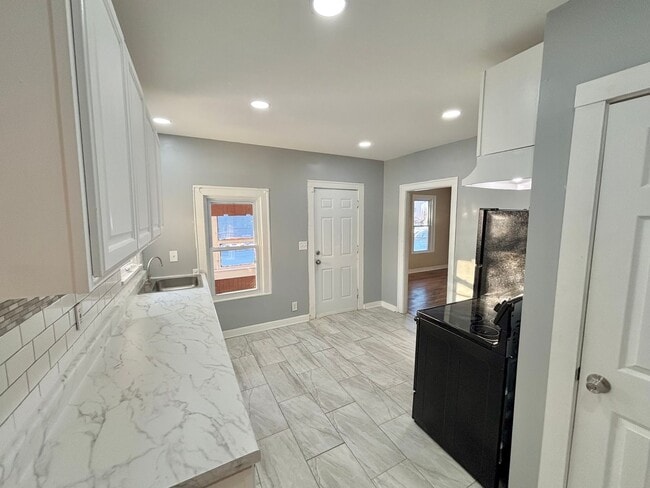 Photo - Spacious 4bd Home | 1st Floor Laundry Room | Hardwood Floors