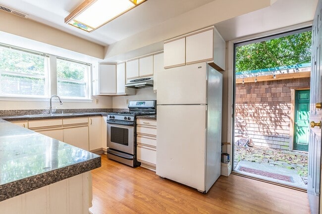 Building Photo - 2BR Apartment in Classic Capitol HIll House