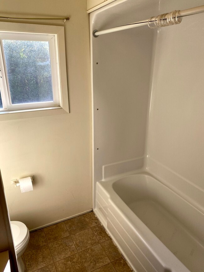 Baño del pasillo - 4270 E Valley Center Rd Unidad A