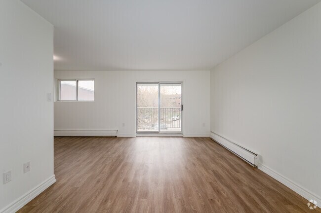 2BR, 1BA - 859SF - Living Room - 135 Connaught Avenue