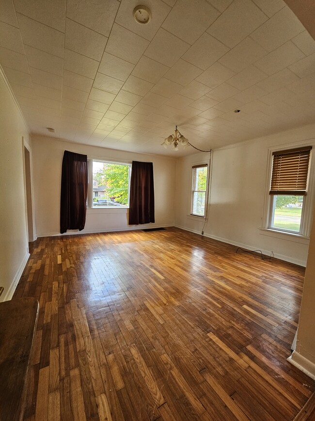 Living room - 509 E Church St Apartments Unit A