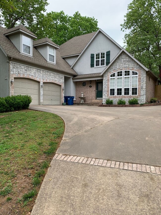 Photo - 300 Genesis Dr