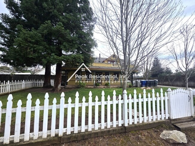 Building Photo - Charming 2bd/1ba Victorian Duplex