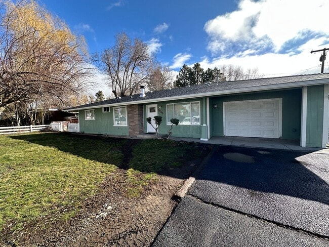 Building Photo - 3 Bedroom 2 Bath Home in Suburbs