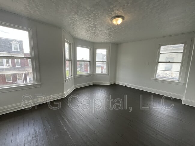 Photo - 631 Wallace St