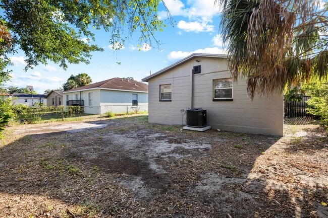 Photo - Spacious 3bdrm/1bath with bonus room ** $1,595.00 ** Section 8 OK ** Ready NOW **